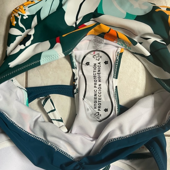 Bikini - Picture 7 of 7